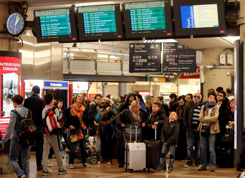 © Reuters. فوضى في قطارات فرنسا مجددا مع احتدام الأزمة بين العمال وماكرون