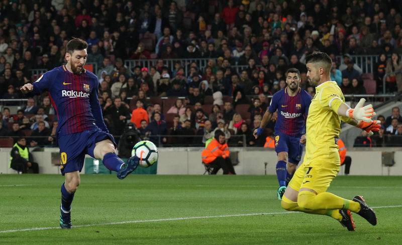 © Reuters. El delantero argentino Lionel Messi anota un tercer gol para el Barcelona frente al Leganés en el Camp Nou.