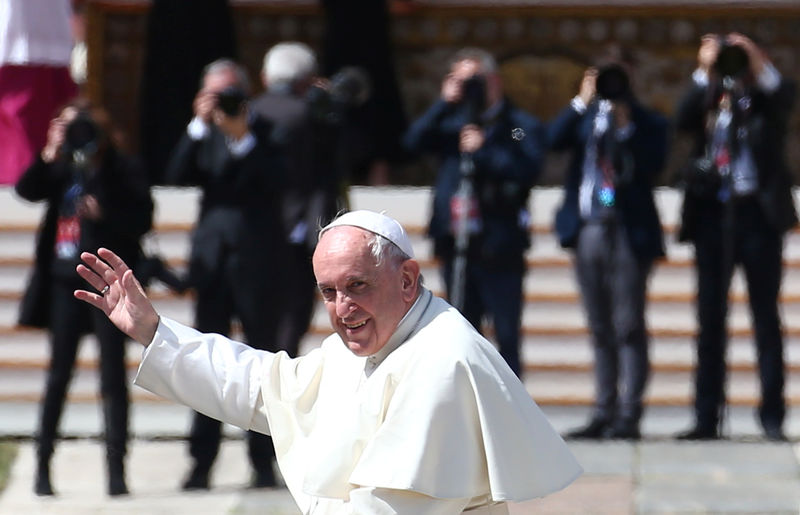 © Reuters. البابا فرنسيس يدين الهجوم الكيماوي المزعوم في سوريا
