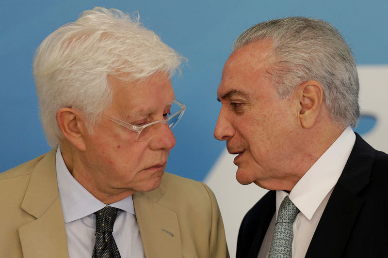 © Reuters. Brazil's President Michel Temer speaks with Minister of the General Secretariat of the Presidency of Brazil Wellington Moreira Franco during a ceremony to sanction flexible broadcast schedule of the Voice of Brazil radio program, in Brasilia