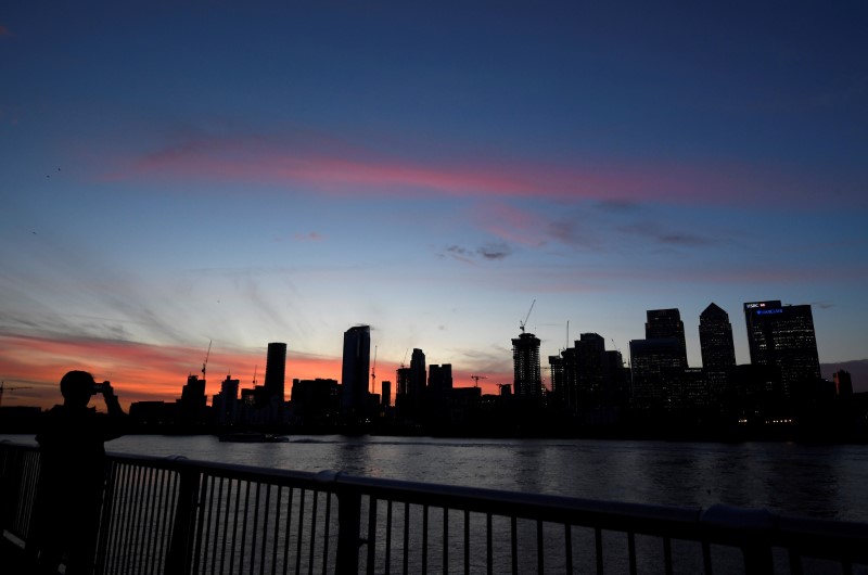 © Reuters. The Canary Wharf financial district is seen at dusk in London