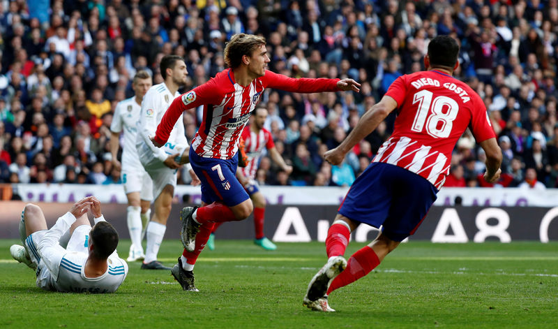 © Reuters. El empate del Madrid y el Atleti acerca al Barça al título