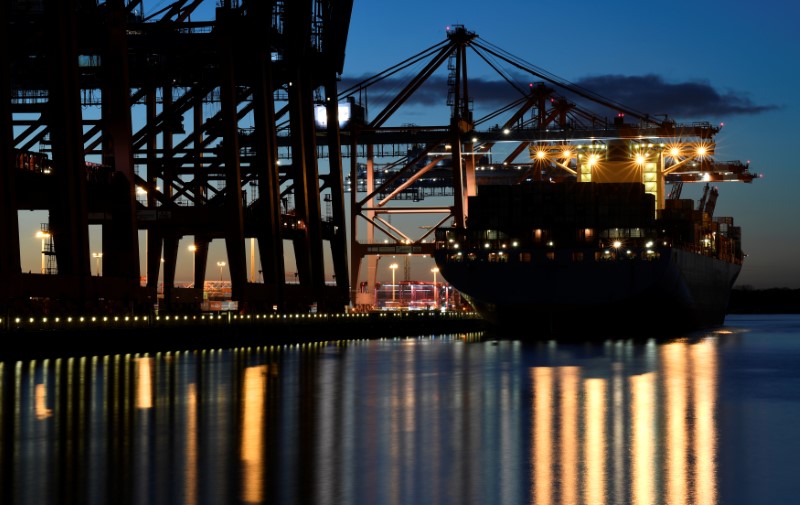 © Reuters. A container ship is seen at the shipping terminal Eurokai in the Port of Hamburg