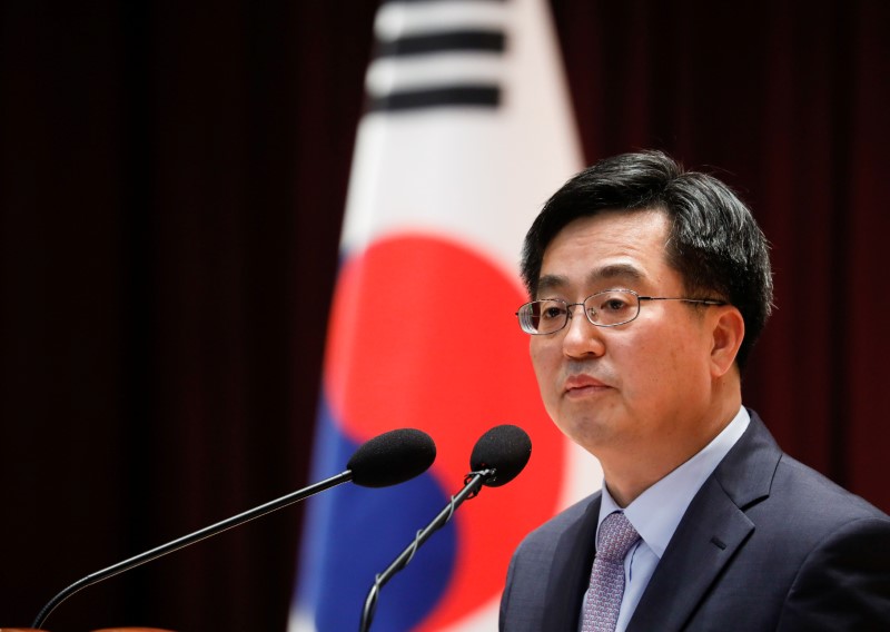 © Reuters. FILE PHOTO - South Korean Finance Minister Kim Dong-yeon speaks during his inaugural ceremony in Sejong government complex in Sejong