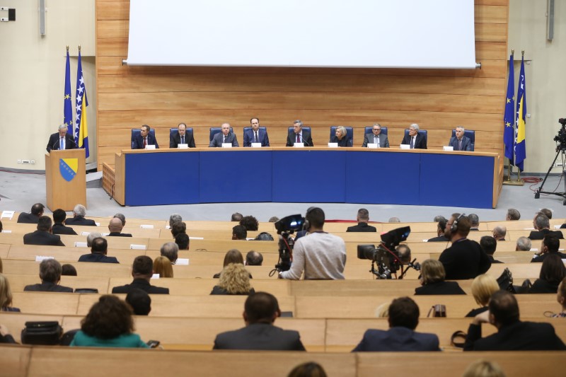 © Reuters. European Commision President Juncker adresses Bosnian Parliament in Sarajevo