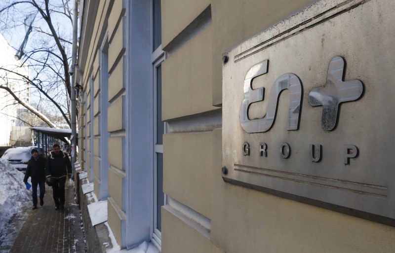 © Reuters. FILE PHOTO: A wall sign with the logo of aluminium and power producer En+ Group is seen on the facade of a building in central Moscow