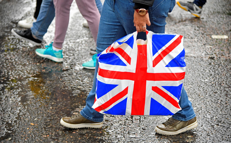 © Reuters. A pedestrian carries a British union flag design plastic bag in Leicester Square in London, Britain