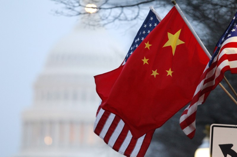 © Reuters. Bandeiras da China e dos Estados Unidos são vistas em Washington
