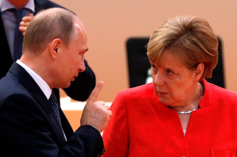 © Reuters. الكرملين: بوتين وميركل يبحثان قضايا سوريا وأوكرانيا والطاقة هاتفيا