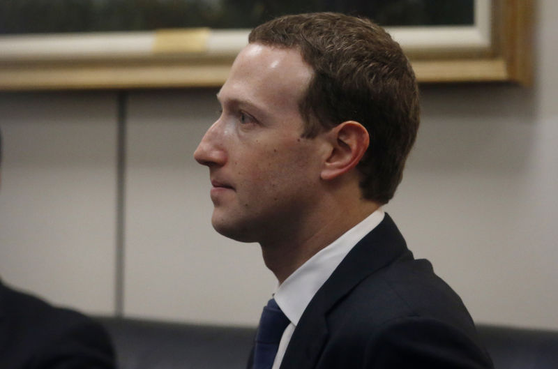 © Reuters. Mark Zuckerberg, presidente do Facebook, espera começar sua reunião com  parlamentares do Senado dos EUA em Washington, EUA