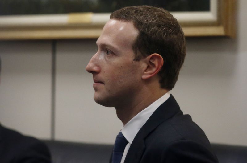 © Reuters. Mark Zuckerberg meets with U.S. Senator BNelson on Capitol Hill in Washington, U.S.