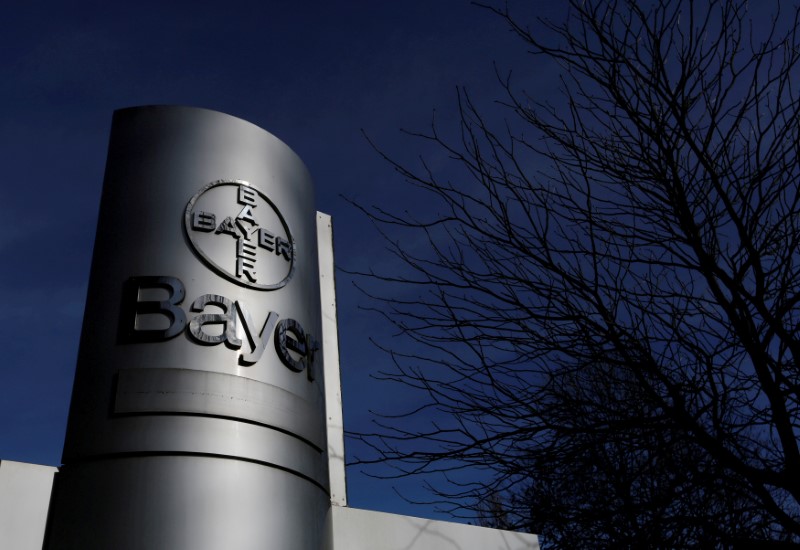 © Reuters. FILE PHOTO: The logo of Bayer AG is pictured at the Bayer Healthcare subgroup production plant in Wuppertal