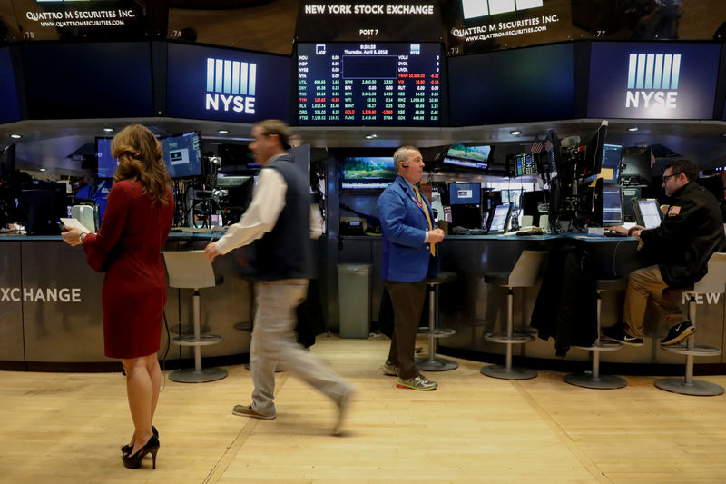 © Reuters. Traders work on the floor of the NYSE in New York