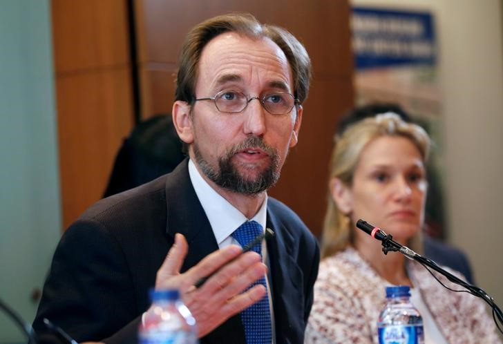 © Reuters. O chefe de direitos humanos da ONU, Zeid Ra'ad al-Hussein fala com repórteres em Jakarta, Indonésia