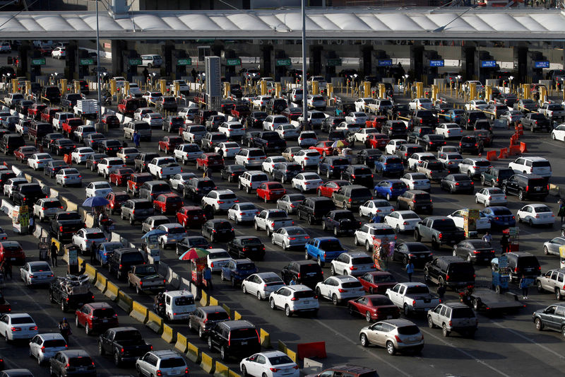 © Reuters. Carros em fila de pedágio no México