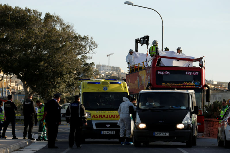 © Reuters. مقتل سائحين اثنين وإصابة ستة في حادث حافلة في مالطا