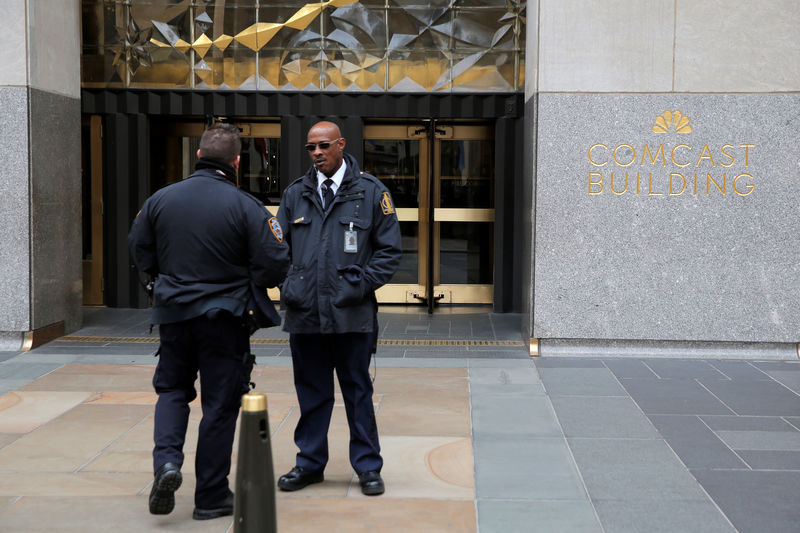© Reuters. Police and security stand outside 30 Rockefeller Plaza, the location for the offices of U.S. President Donald Tump's lawyer Michael Cohen, in the Manhattan borough of New York City
