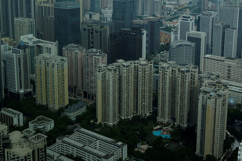 © Reuters. FILE PHOTO - Residential and commercial buildings are located in downtown Guangzhou