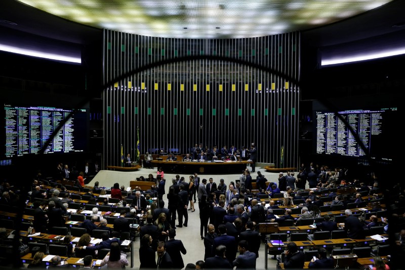 © Reuters. Parlamentares durante sessão na Câmara