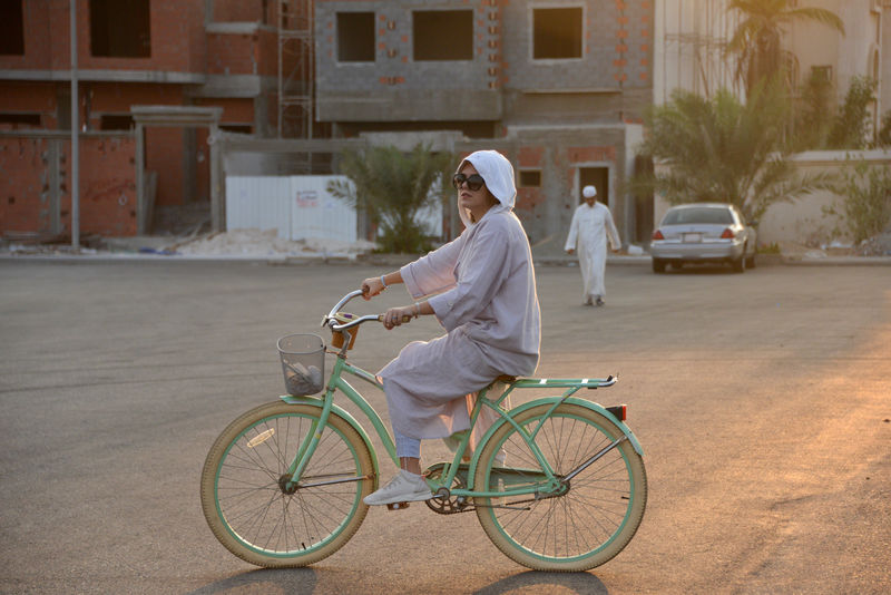 © Reuters. تحقيق- بركوب دراجات هوائية في جدة... سعوديات يتبنين التغيير