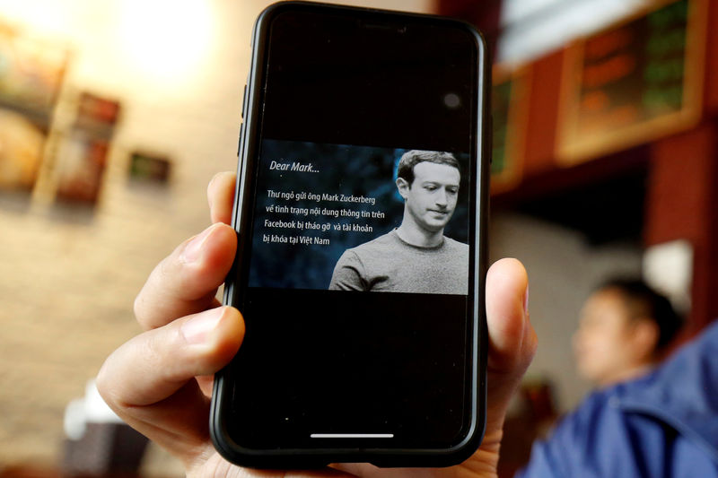 © Reuters. A Vietnamese Facebooker and a human rights activist La Viet Dung shows the open letter signed by himself sent to Facebook Inc.'s chief executive Mark Zuckerberg, in Hanoi