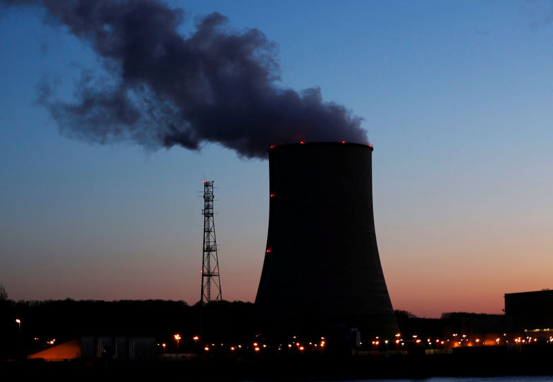 © Reuters. REBOND DE LA PRODUCTION INDUSTRIELLE AVEC L'ÉNERGIE