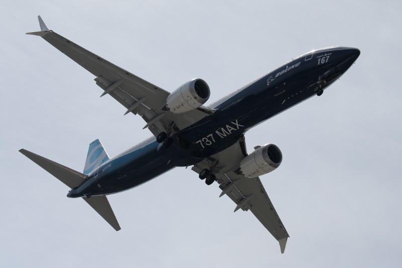 © Reuters. A Boeing 737 Max takes part in a flying display during the 52nd Paris Air Show at Le Bourget Airport near Paris