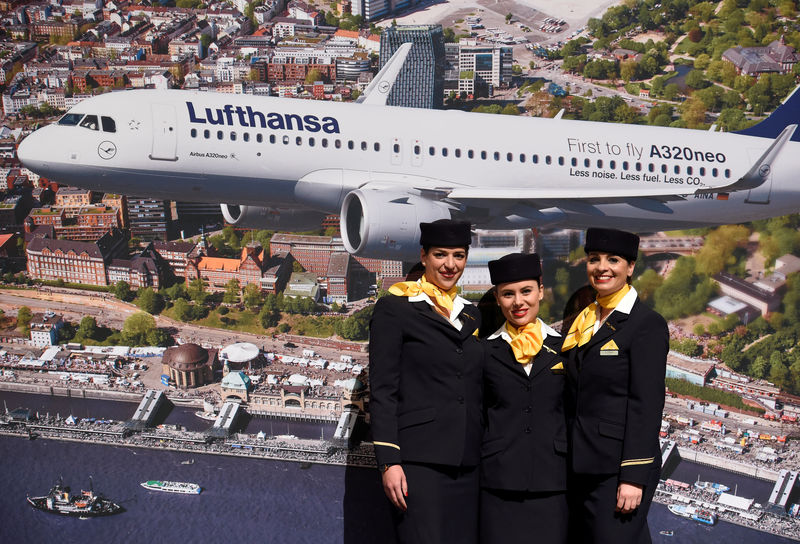© Reuters. FILE PHOTO: Flight attendants pose for a photo at the annual shareholders meeting of German airline Lufthansa in Hamburg