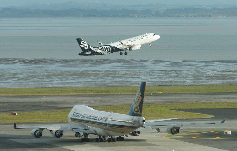 © Reuters. FILE PHOTO: An Air New Zealand aircraft takes off from Auckland Airport alongside a Singapore Airlines cargo plane during fuel shortages in New Zealand