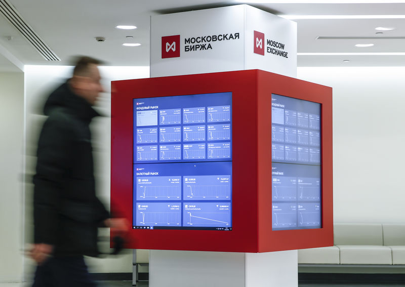 © Reuters. A man visits Moscow Exchange