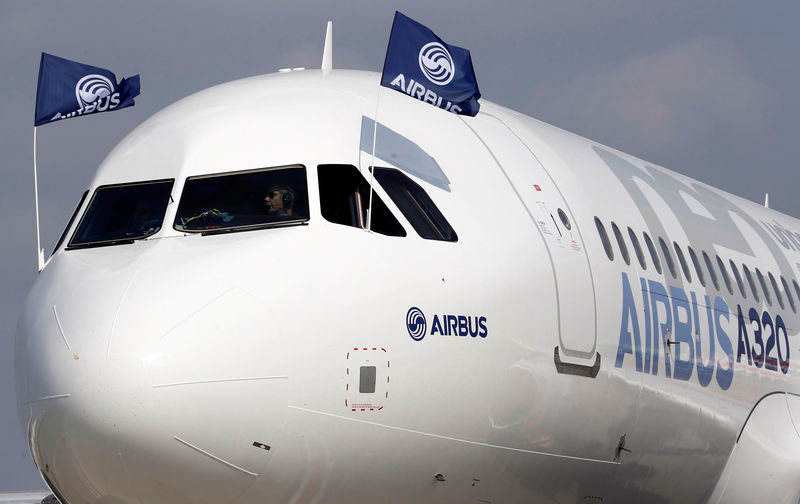 © Reuters. FILE PHOTO: Flight test engineers drive the Airbus A320neo after its first flight in Colomiers near Toulouse, southwestern France