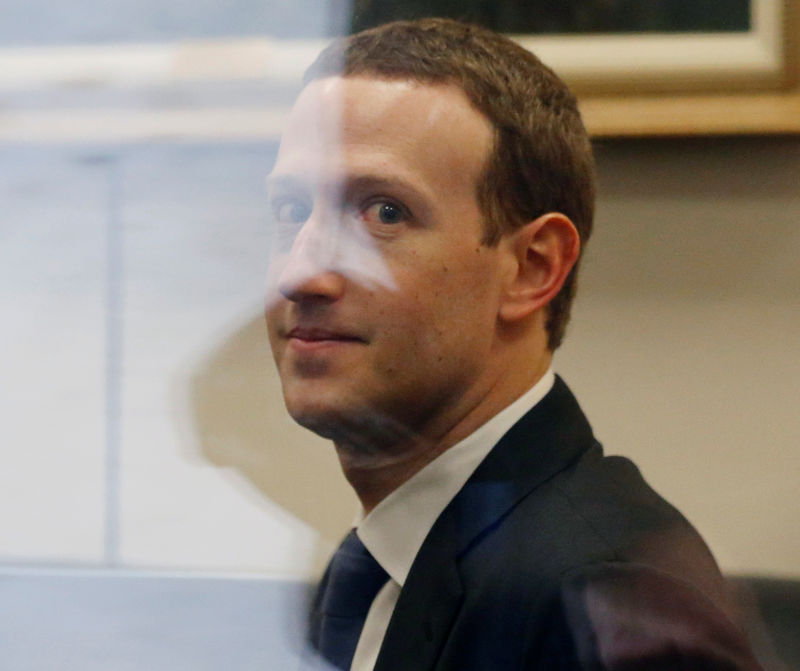 © Reuters. CEO de Facebook Mark Zuckerberg busca tranquilizar al Congreso de EEUU