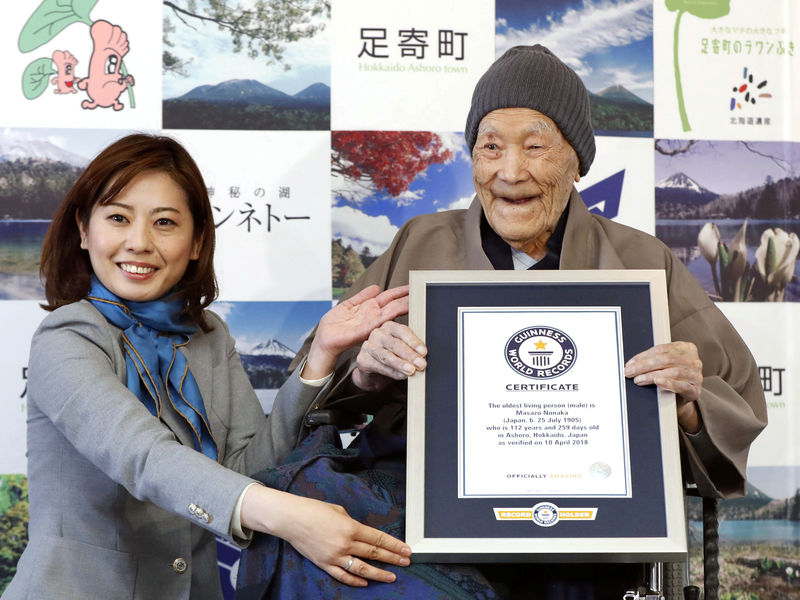 © Reuters. Japonês Masazo Nonaka, nascido há 112 anos e 259 dias, recebe certificado de homem mais velho do mundo do Guinness World Records, em Ashoro, no Japão