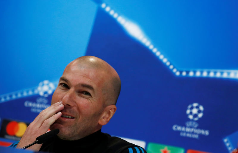 © Reuters. Zidane no puede explicar el dominio en Europa y los problemas en la Liga