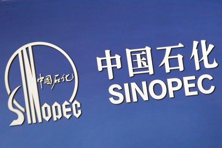 © Reuters. FILE PHOTO: The company logo of China's Sinopec Corp is displayed at a news conference in Hong Kong