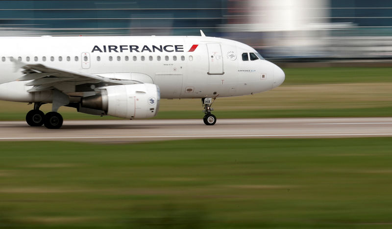 © Reuters. An Air France Airbus A319 takes off at the Orly Airport near Paris as Air France pilots, cabin and ground crews unions call for a strike over salaries