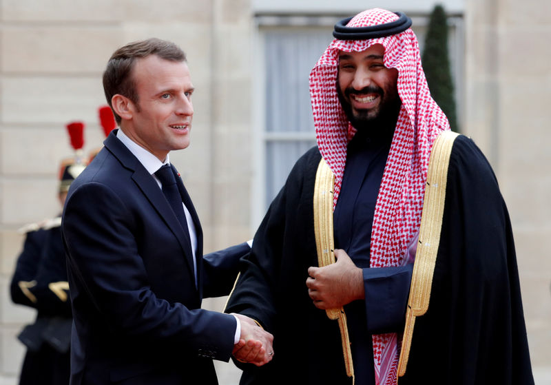 © Reuters. ماكرون يدافع عن مبيعات الأسلحة للتحالف الذي تقوده السعودية باليمن