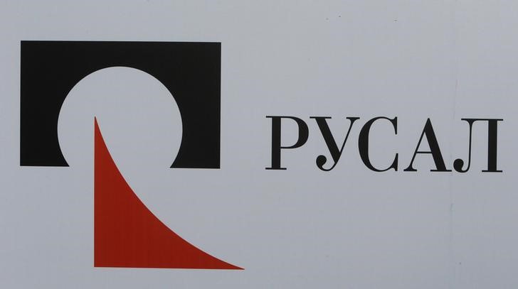 © Reuters. The logo of Russian aluminium producer Rusal is seen on a board at the SPIEF 2017 in St. Petersburg