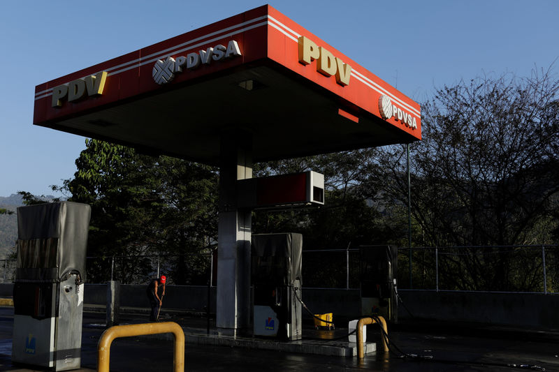 © Reuters. The corporate logo of the state oil company PDVSA is seen at a gas station in Caracas