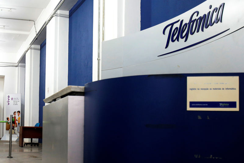 © Reuters. A logo at the Brazilian mobile operator Telefonica office, that is no longer in operation, is seen in Sao Paulo