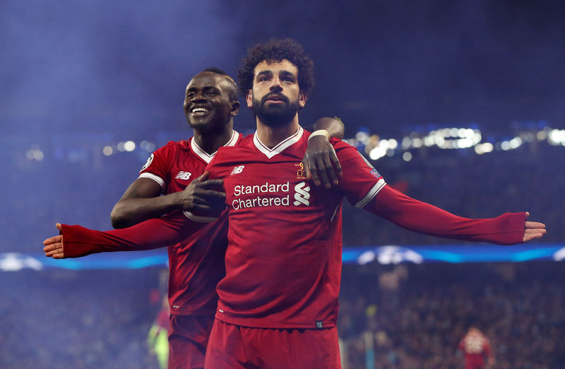 © Reuters. Salah del Liverpool celebra con Mane luego de anotar el primer gol de su equipo ante el City