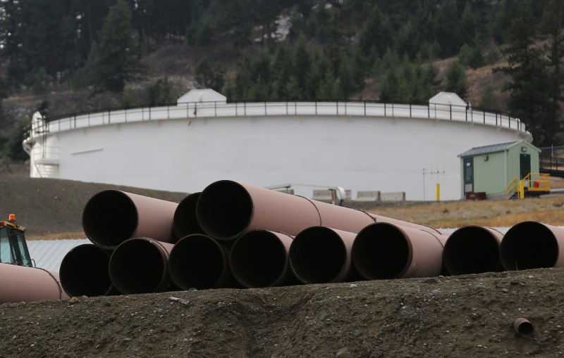 © Reuters. FILE PHOTO:    Replacement pipe is stored near crude oil storage tanks at Kinder Morgan's Trans Mountain Pipeline terminal in Kamloops