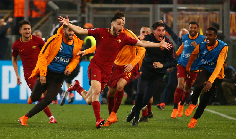 © Reuters. Konstantinos Manolas de la Roma celebra con sus compañeros luego de anotar el tercer gol de su equipo contra el Barcelona