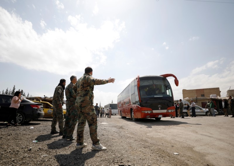 © Reuters. Ônibus transportando rebeldes e suas famílias que evacuram a cidade de Douma chegam a Damasco, na Síria