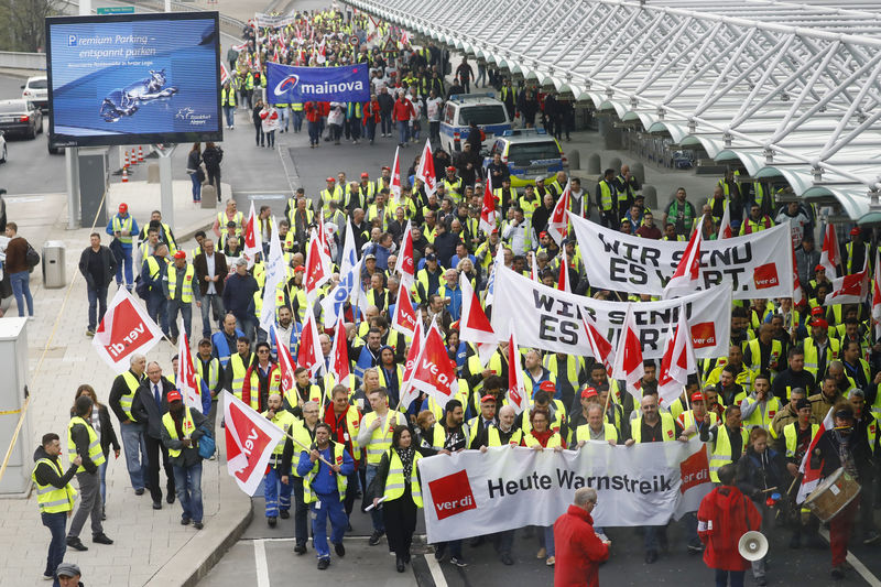 © Reuters. Trabalhadores protestam em aeroporto de Frankfurt