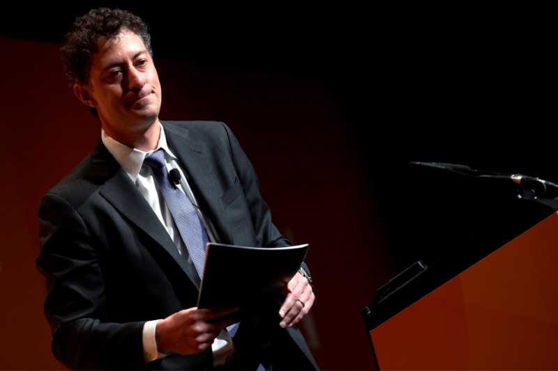 © Reuters. Jeffrey Smith, Managing Member, CEO and Chief Investment Officer for Starboard Value LP., speaks at the Sohn Investment Conference in New York