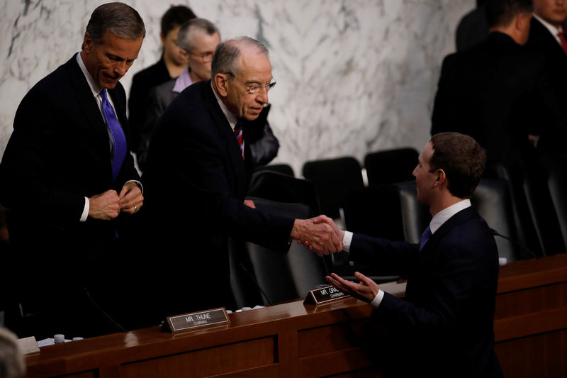 © Reuters. Facebook CEO Mark Zuckerberg greets Sen. Chuck Grassley (R-IA) and Sen. John Thune (R-SD) in Washington