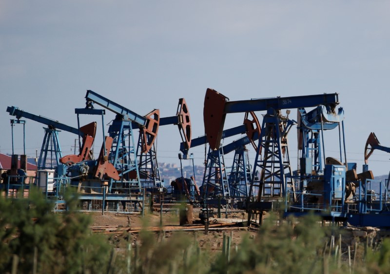 © Reuters. Pump jacks pump oil at an oil field on the shores of the Caspian Sea in Baku