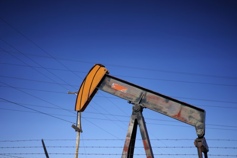 © Reuters. An oil well pump jack is seen at an oil field supply yard near Denver