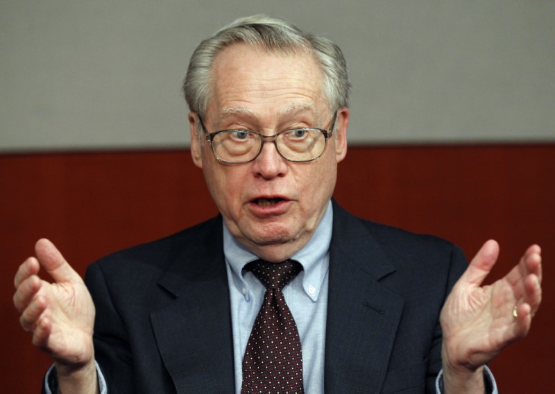 © Reuters. Dan Fuss, vice chairman of Loomis, Sayles & Company, gestures as he speaks at the Reuters Investment Outlook Summit in New York